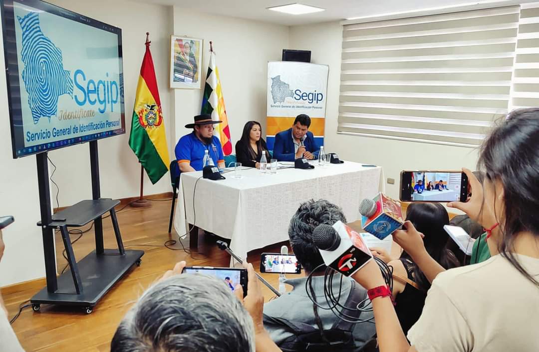 PatyHermosaG's tweet photo. En conferencia de prensa desde #Sucre dimos a conocer algunos detalles de la nueva cédula de identidad.
Informamos a los medios que nuestro nuevo documento tendrá plasmado los tejidos de los Jalqa’s además de la montera del Pujllay en honor al departamento de #Chuquisaca. https://t.co/guUbNFvNMJ