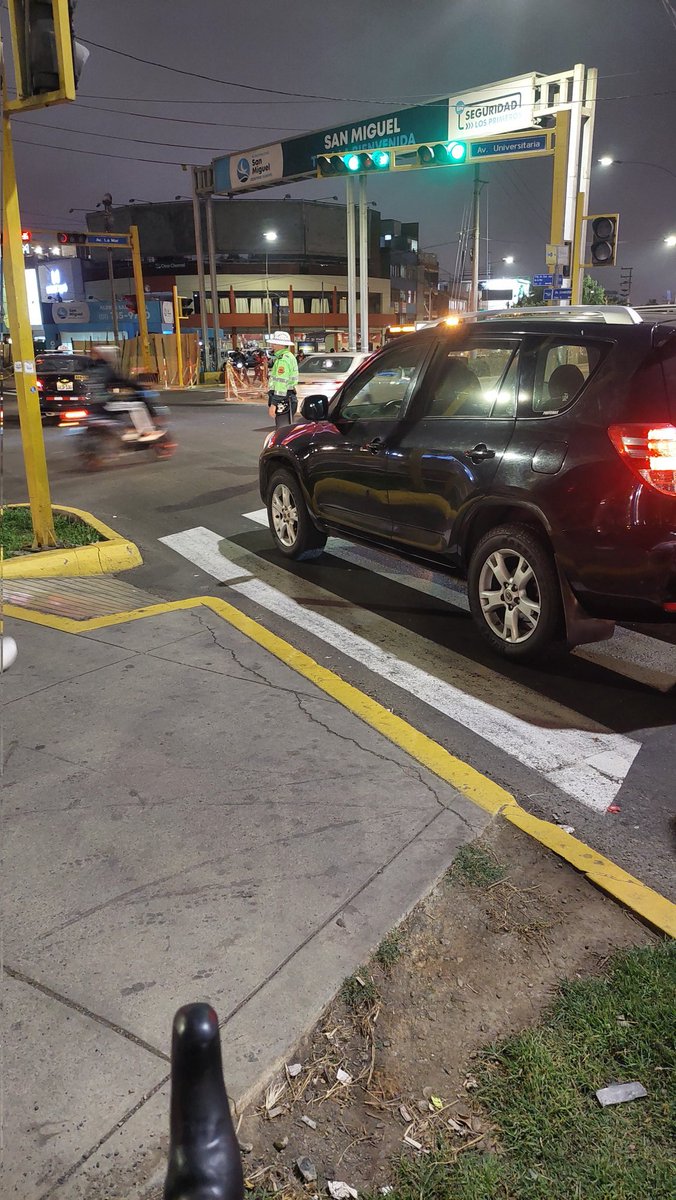 lucasdelacruzc's tweet photo. ¿Soy solo yo el que piensa que la Policía de Tránsito sólo es de Tránsito de carros? 

Coloca tu carro sobre el cruce  peatonal, está validado por la gloriosa policía, que hace unos meses multaban ciclistas por no vestirnos como resaltadores con retroreflectantes. 🤯 https://t.co/XmRdBoqbKz