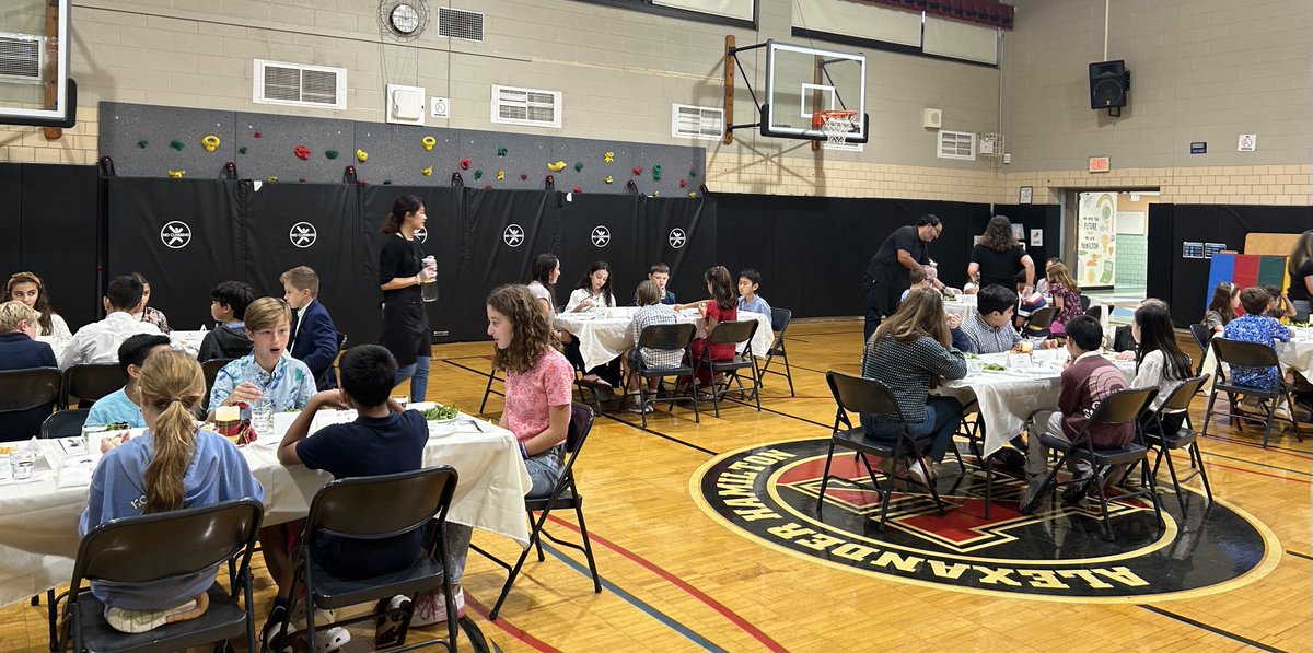 GRPSHamilton's tweet photo. Fifth Grade students enjoying their last Husky Cafe! ⁦@grpssupt⁩ #mannerscount https://t.co/rxQkRRJiik