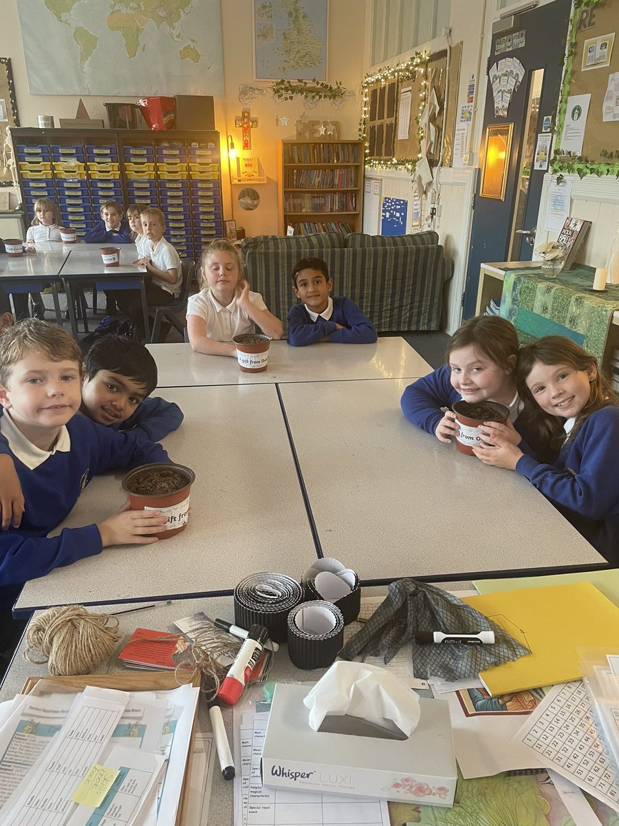 stjosephskly's tweet photo. Oak class proudly showing their completed potted Narcissi which they then shared throughout school 😊. #SJKoutdoorlearning #OakClassRule https://t.co/VprE2qEo0I
