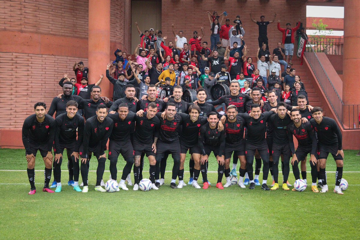 🎶Y ahora voy, de la mano de todos nuestros colores 🎶🔴⚫️

Linda visita de La Fiel esta mañana a la Academia AGA, en nuestra casa y juntos por el Clásico Tapatío 🦊

#NoSeExplicaSeSiente ❤️🖤
