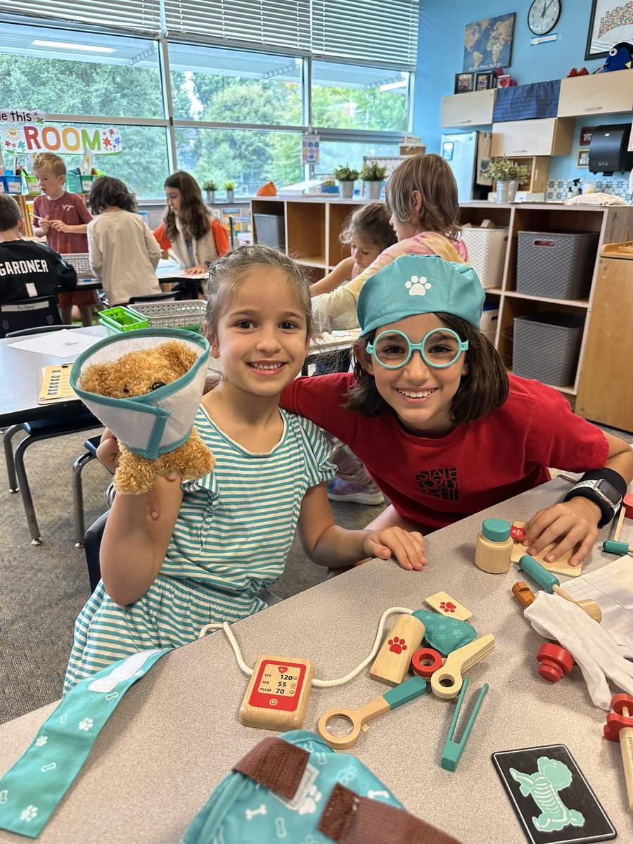 MrsRileysClass_'s tweet photo. We love our kindergarten buddies! 🎃🎨✨ @Ashlawneagles https://t.co/GYw6OXTOlf