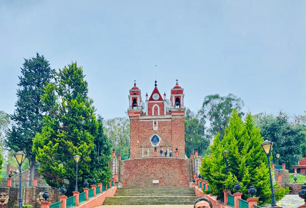 La iglesia del calvario, fue construida en honor a la virgen de los dolores, en lo alto del cerro de los magueyes, para llegar a ellas se deben subir sesenta y tres escalones que son impresionantes. Ven !te encantará!
#DeMiPuebloParaElMundo
#DISTRITO35 #FAMILIAADM
#EFM