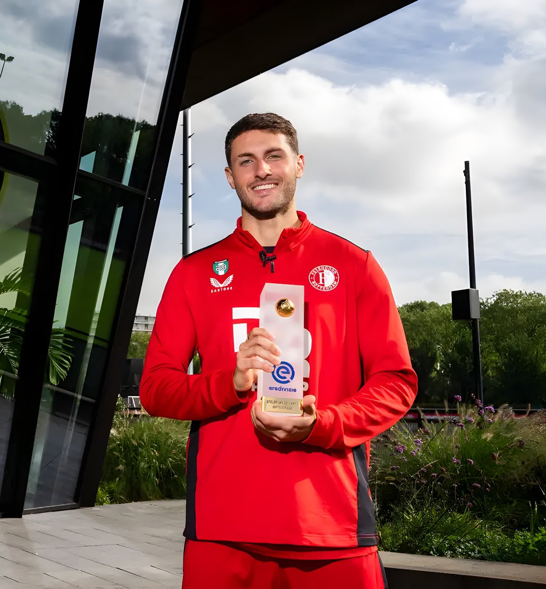 AllFutbolMX's tweet photo. 🚨🇲🇽 OFFICIAL: Santi Gimenez has been named Eredivisie Player of the Month for September 🌟 https://t.co/sWqP1HcaZB