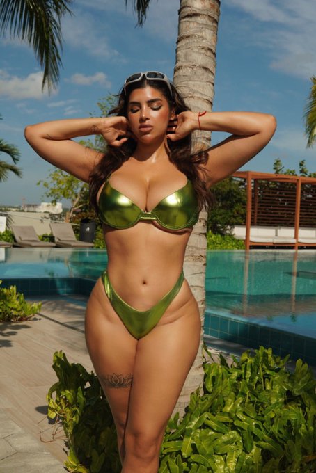 Which one? Half off now 💋 https://t.co/BwE58yTTij https://t.co/kJ9bWHFjyF