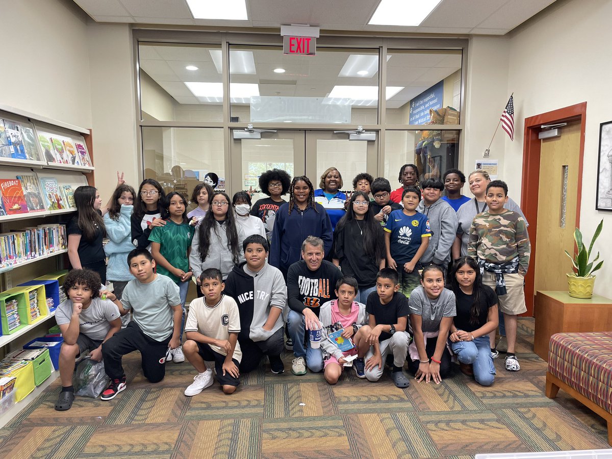 Thank you <a href="/pastorshaq/">Pastor Shaq</a> for hanging with us <a href="/Scholastic/">Scholastic</a> book fair today <a href="/Hamilton_CW/">Crawford Woods Elementary</a> ! We appreciate you at the Woods! 🌳🌳💙💙🙌🙌