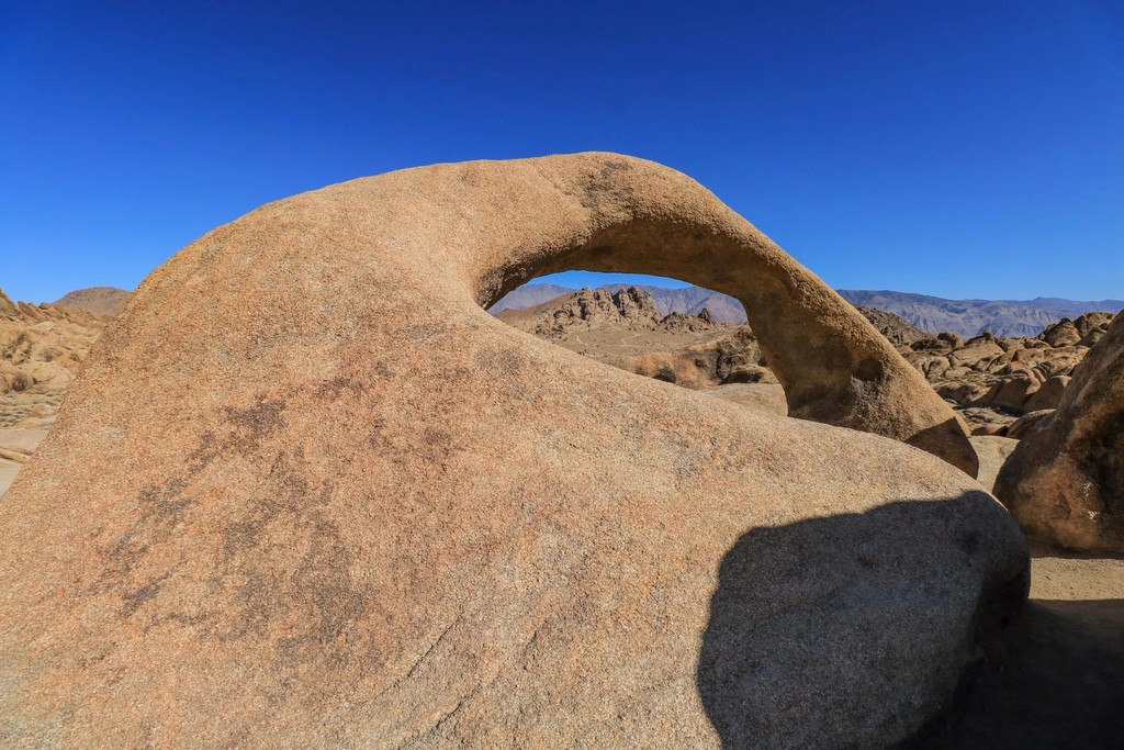 Arches of all shapes and sizes can be seen as you explore the Alabama Hills in California! Read more 👉 bit.ly/3FsMMVh #California #EasternSierras #Arches #travel #RoadTrip #AlabamaHills