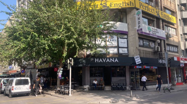 Polis, Yeşil Sol Parti’li milletvekilinin arabasındaki eşyalara el koydu
gazetepatika22.com/polis-yesil-so…