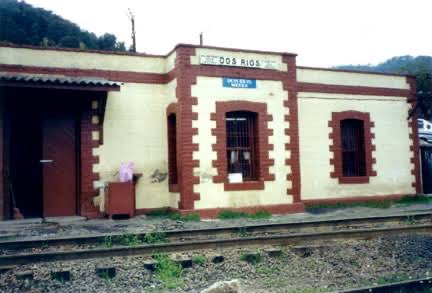 La estación Dos Ríos en #Huixquilucan se edificó sobre la línea de México a Laredo de Tamaulipas, la cual fue construida por el antiguo Ferrocarril Nacional Mexicano por medio de la concesión número 10, fechada en 13 de septiembre de 1880! #DeMiPuebloParaElMundo