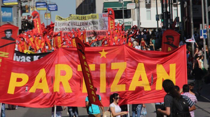Partizan okurları, Munzur Çevre Derneği ve Yeni Demokrasi Gazetesi’ne yönelik 3 Ekim’de düzenlenen operasyonda gözaltına alınan 7 kişiden 2 kişi tutuklandı, 5 kişi ise adli kontrol şartıyla serbest bırakıldı.

gazetepatika22.com/gozaltina-alin…