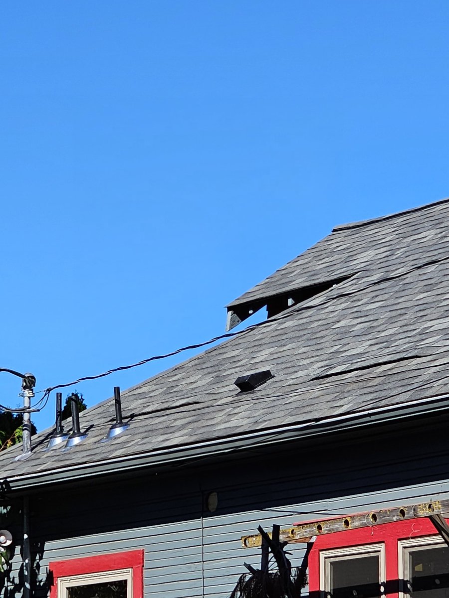 NwRoofTechInc's tweet photo. Loving the colors on this house they really come together as having a new roof makes them look twice as good ☺️ #newroof #stemvents #bluesky #nwrooftech #like #house #roofingservices https://t.co/pZJNrDpf5U