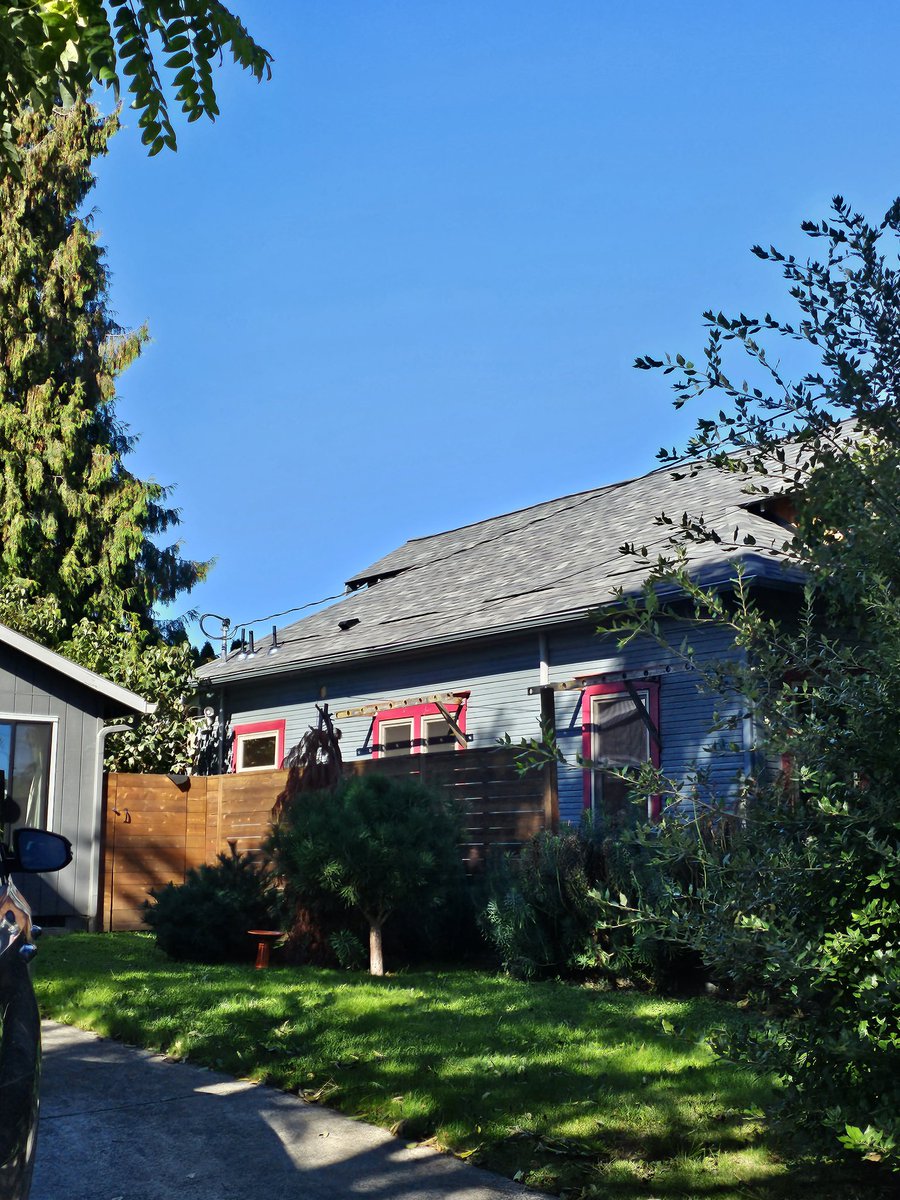 NwRoofTechInc's tweet photo. Loving the colors on this house they really come together as having a new roof makes them look twice as good ☺️ #newroof #stemvents #bluesky #nwrooftech #like #house #roofingservices https://t.co/pZJNrDpf5U
