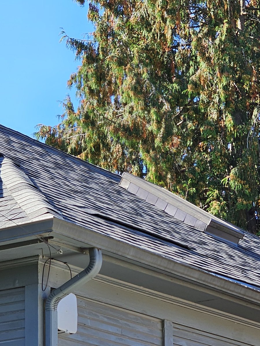 NwRoofTechInc's tweet photo. Loving the colors on this house they really come together as having a new roof makes them look twice as good ☺️ #newroof #stemvents #bluesky #nwrooftech #like #house #roofingservices https://t.co/pZJNrDpf5U