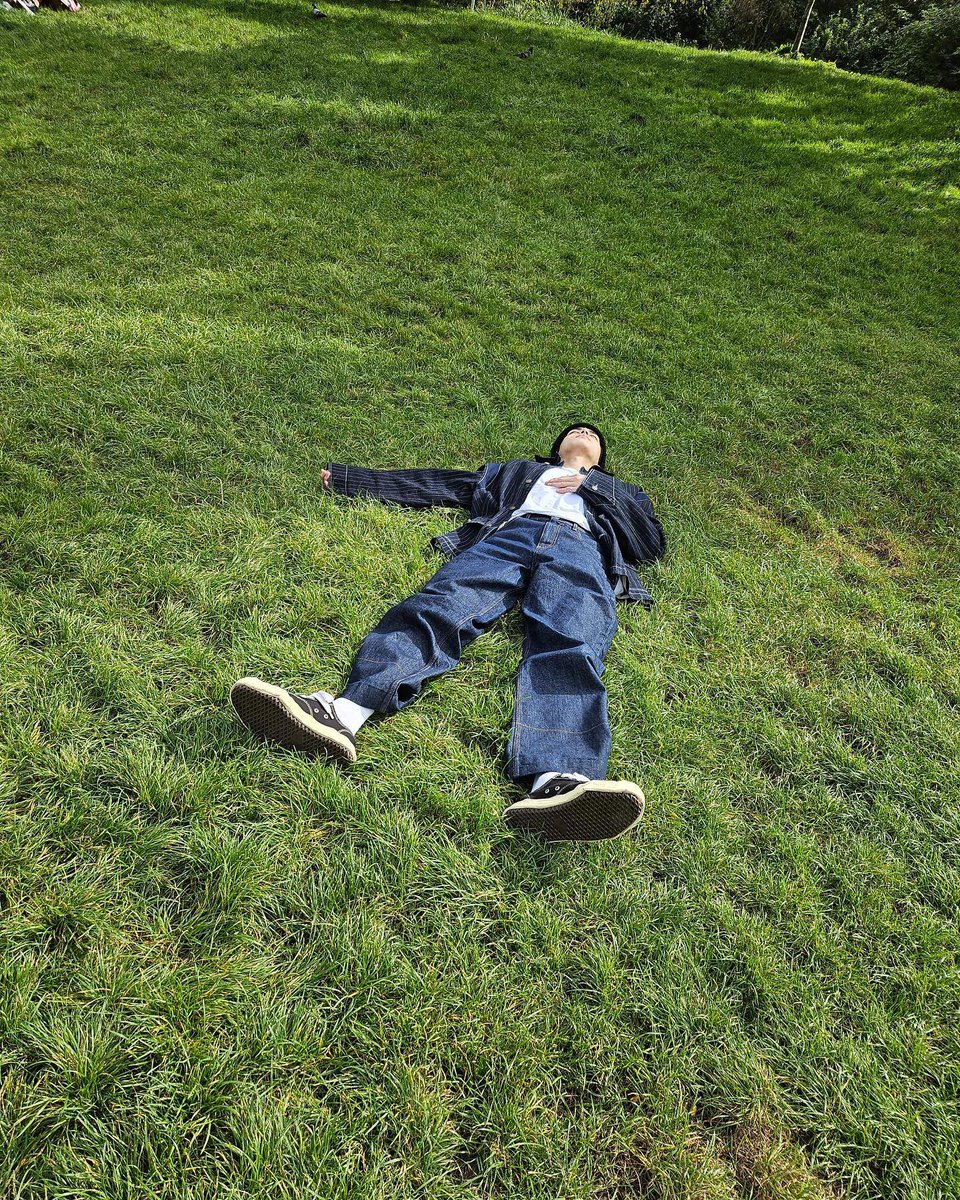 During Chuseok, my plans led me to Paris. It turned out to be a tranquil and rejuvenating holiday. I found solace in leisurely napping on lush green meadows, embracing the serene beauty of the City of Love.