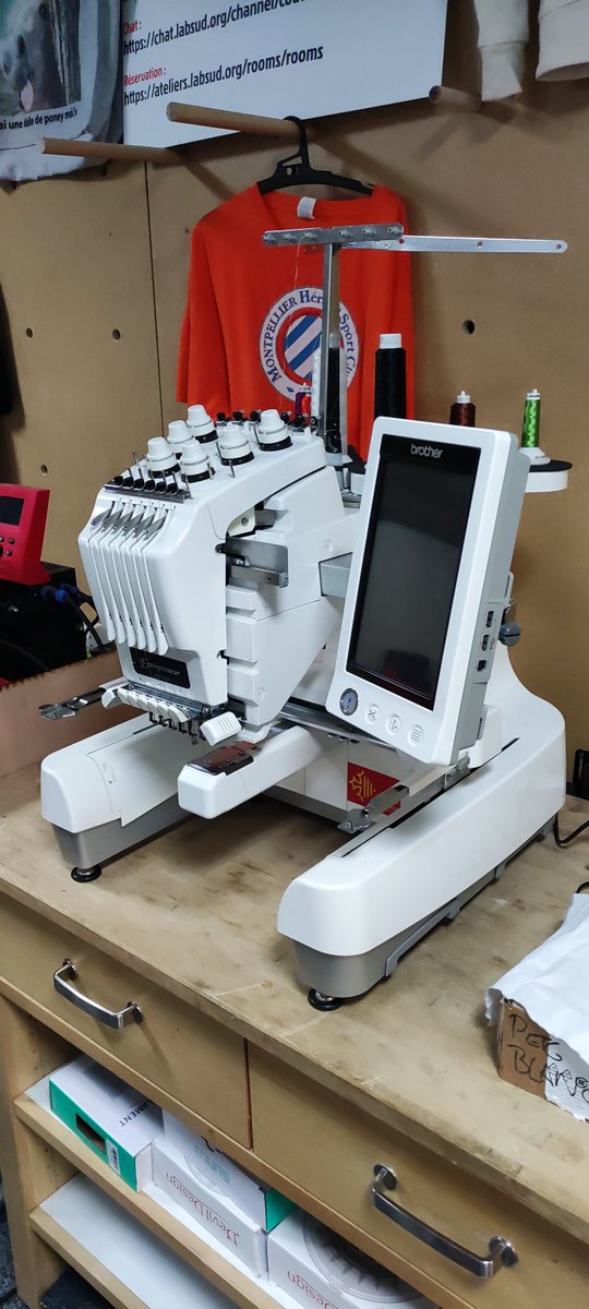 LabSud's tweet image. La brodeuse numérique est de retour!
N'hésitez pas à venir demain aux portes ouvertes de 14h à 19h pour découvrir ou redécouvrir cette machine.
ateliers.labsud.org/event/354/