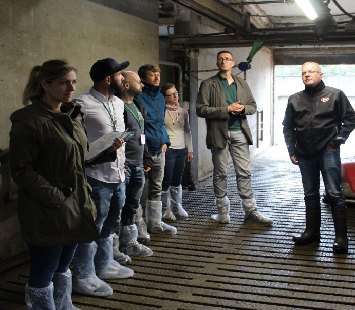 Um den Wissenstransfer, der im Projekt gewonnenen Erkenntnisse mit interessierten Landwirten zu teilen, führten wir letztes jahr eine Regionalkonferenz durch, wo Landwirte vor Ort und digital teilnehmen konnten. 

#landwirtschaft #BMEL #lebensministerium #assistenzsysteme