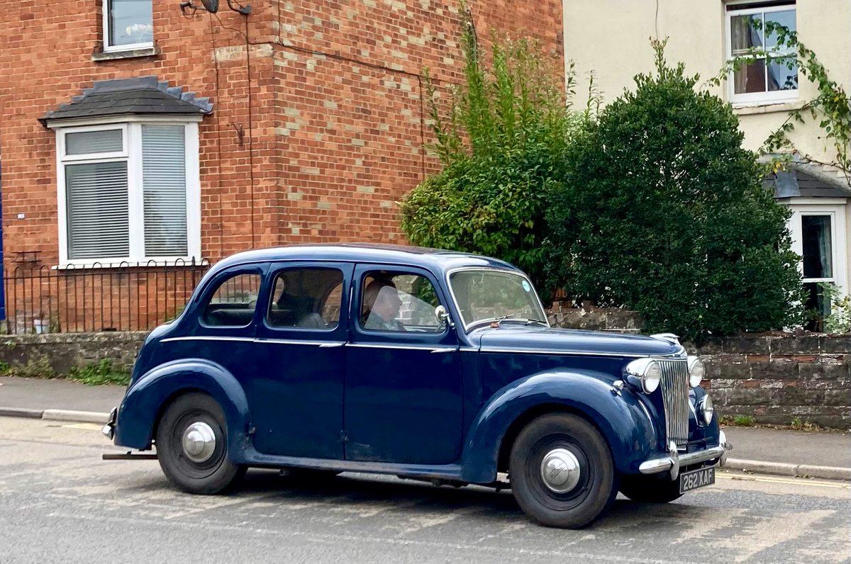 judith_sheen's tweet image. #Lanchester DL10 spot