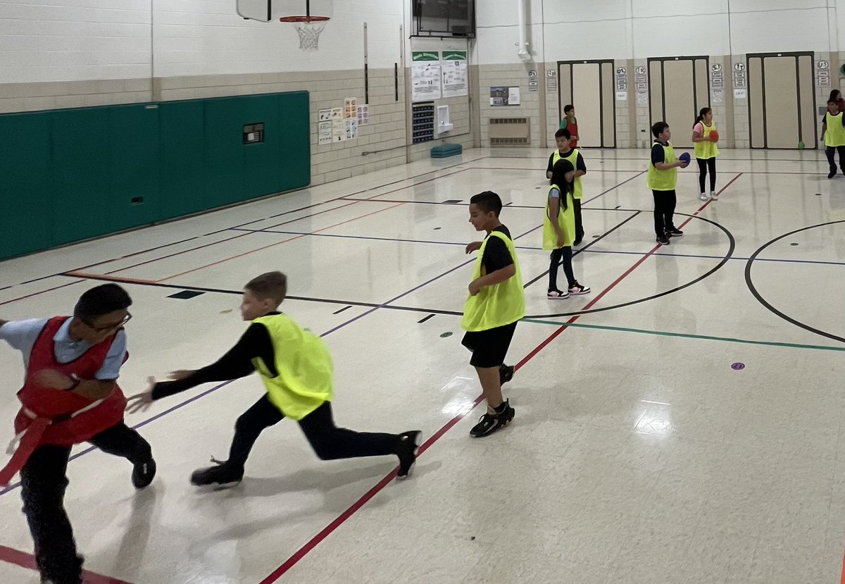 b_physical's tweet image. This week in P.E. K-1st played with a ball and scoop catching and tossing skills. 2nd-5th played End-zone 🏈 developing our passing and catching skills. Next week we will be doing fitness games developing flexibility, muscular strength and endurance. @JBKennedy111  @DrJEntsminger