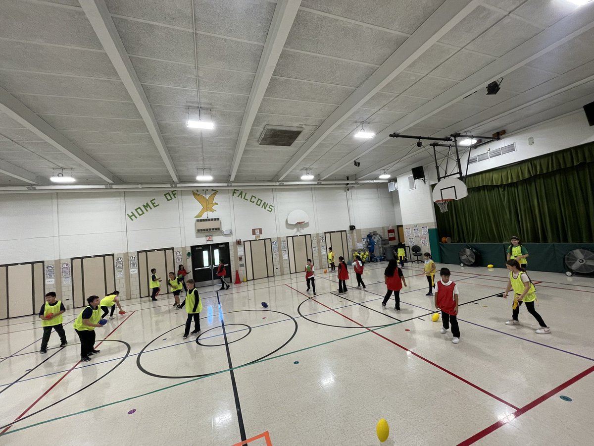 b_physical's tweet image. This week in P.E. K-1st played with a ball and scoop catching and tossing skills. 2nd-5th played End-zone 🏈 developing our passing and catching skills. Next week we will be doing fitness games developing flexibility, muscular strength and endurance. @JBKennedy111  @DrJEntsminger
