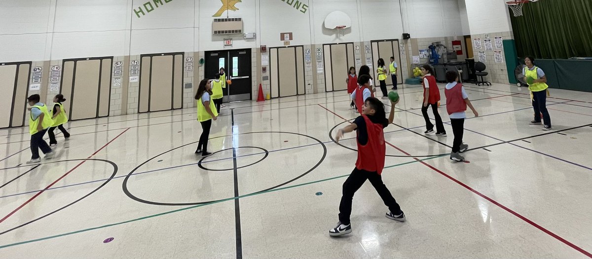 b_physical's tweet image. This week in P.E. K-1st played with a ball and scoop catching and tossing skills. 2nd-5th played End-zone 🏈 developing our passing and catching skills. Next week we will be doing fitness games developing flexibility, muscular strength and endurance. @JBKennedy111  @DrJEntsminger