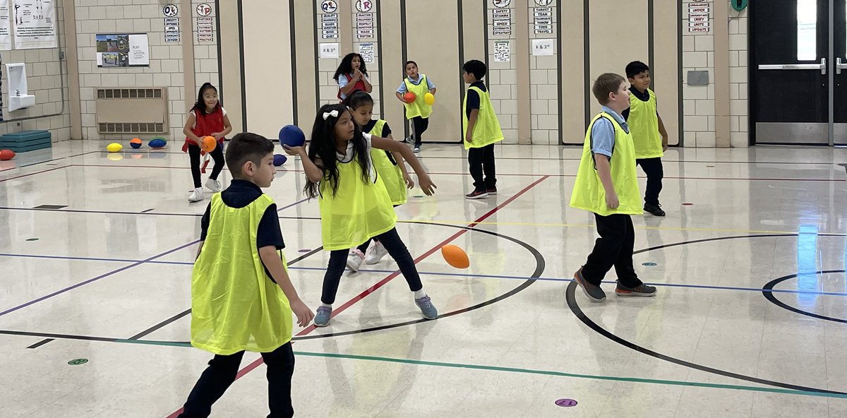 b_physical's tweet image. This week in P.E. K-1st played with a ball and scoop catching and tossing skills. 2nd-5th played End-zone 🏈 developing our passing and catching skills. Next week we will be doing fitness games developing flexibility, muscular strength and endurance. @JBKennedy111  @DrJEntsminger