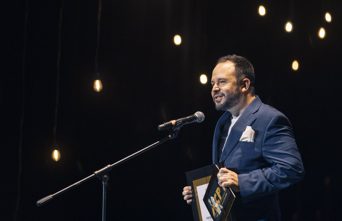 #ACPT 

El ACPT es para: 

Enrique Arce Gómez por Indecente en la categoría de Adaptación / Traducción 

Imágenes Carlos Alvar

#PRESENCIAACPT #PREMIOSACPT #PremiosACPT2023