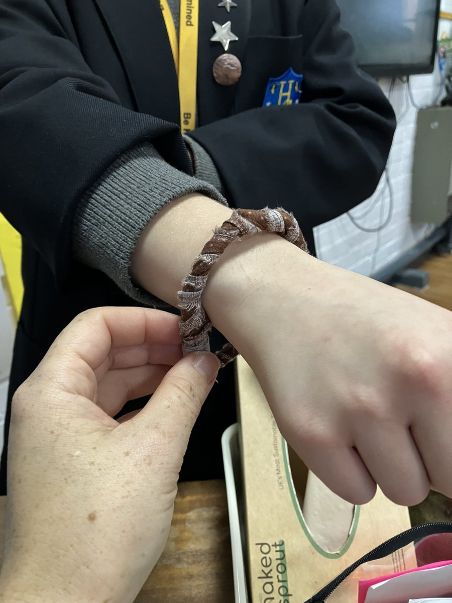 MFLHeys's tweet photo. Friday crafts club- Last session making boho bracelets @SchoolHeys https://t.co/5qIGG4yVFE
