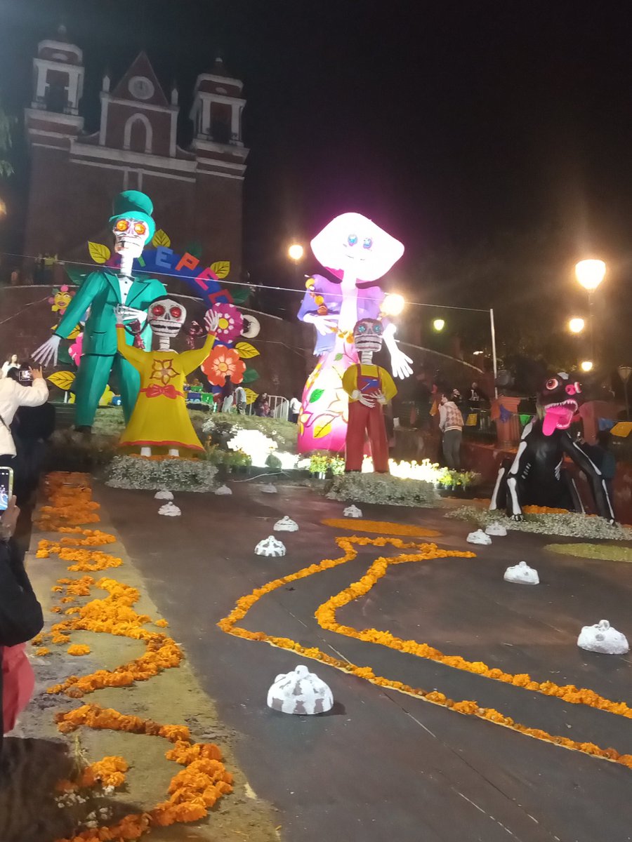 Alejandra_uba's tweet photo. Su tradición de día de muertos #DeMiPuebloParaElMundo https://t.co/dzlVIR7XGh