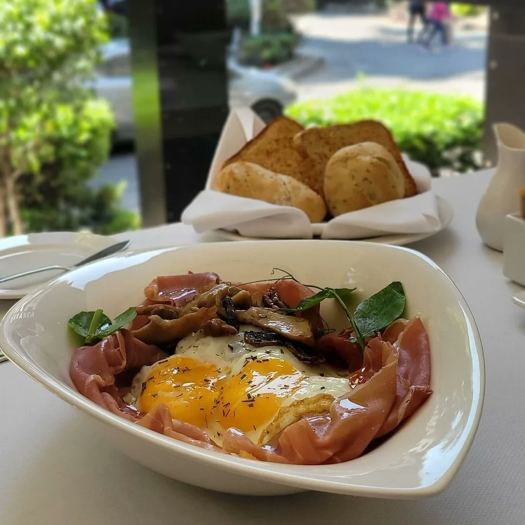 Una deliciosa manera de comenzar el día en #Almara con una de nuestras especialidades: Huevos rotos con jamón serrano, champiñones, papas gajo estilo Provenzal y un toque de aceite de trufa.
Una delicia más de nuestro concepto de cocina mexiterránea #breakfast #desayunos #huevos