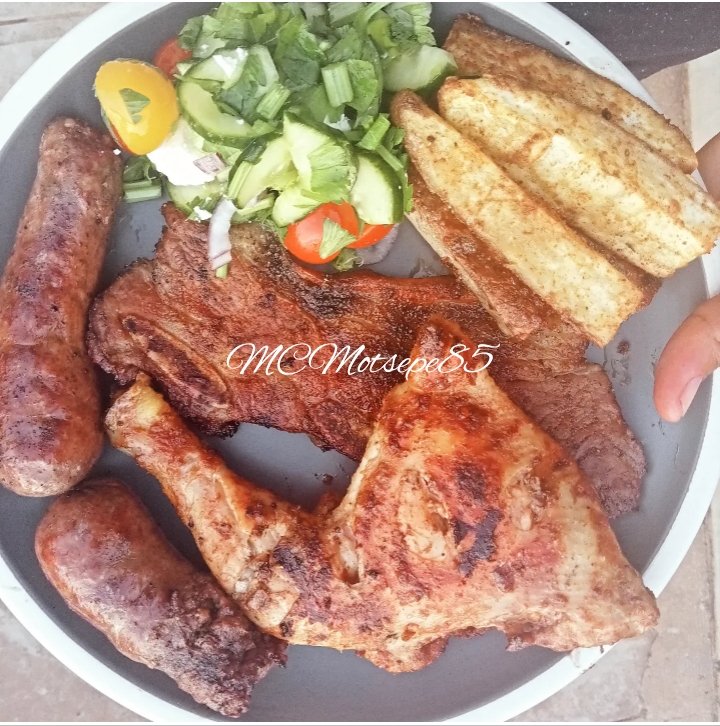 MCMotsepe85's tweet photo. My Friday Full Meal 😋
Mixed Grill consisting of Chicken 1/4 Leg, Wors, Shortrib  served with roasted sweet potato wedges &amp; Greek Salad 🥗
As we tune into today's episode of
#SkeemSaam
#banting #bantinglifestyle #bantingsouthafrica #bantingfriendly 
#CLIFFOODART https://t.co/umx0eSOFS2