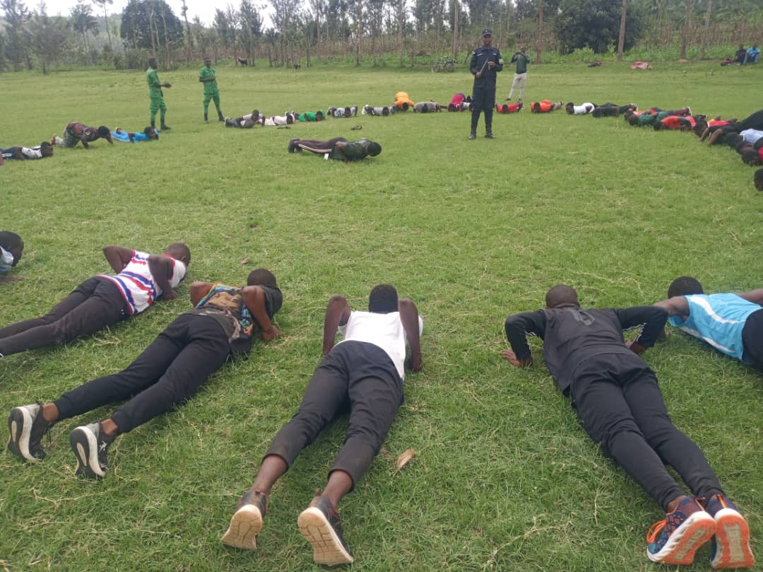 NyagatareNyc's tweet image. Uyu munsi #Intore ziri ku rugerero bakoze imyitozo Ngorora mubiri na Parade bafashijwe n'Inzego z'Umutekano zifasha cyane kuri iryo somo.
Intore zivuga ko aya masomo abafasha kukugira ubuzima bwiza n'uburyo bw'imyitwarire hano hanze na nyuma y'urugerero.
@MiniYouthRwanda