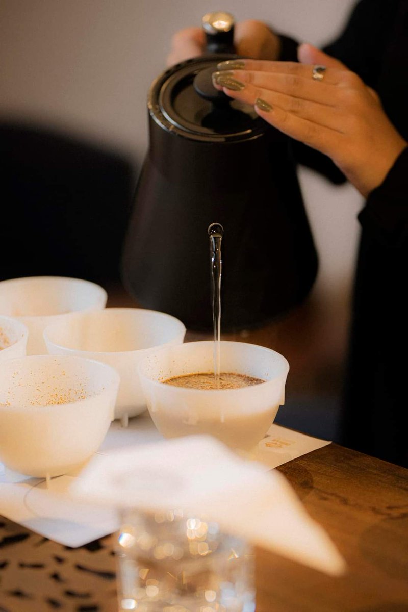 CoffeeDurar's tweet photo. من فعالية اسبوع القهوة تم تنظيم جولة تعريفية شاملة في جميع قطاعات درر،بدءًا من قطاع الإنتاج وصولاً إلى مراقبة الجودة ومختبر التذوق وحتى قسمالتحميصوتحضير المنتجات النهائية.تم أيضًا تنظيم جولات تذوق ممتعة،حيث تم تعريف الزوار ببروتوكولات وأساسيات التذوق للقهوة المختصة. 
#durarcoffee https://t.co/DFC4ZbD1gn