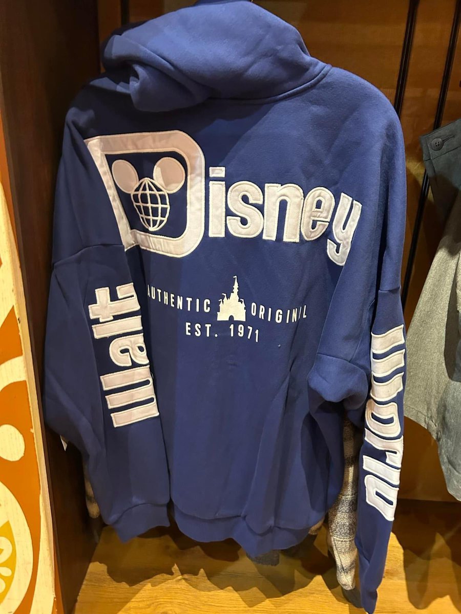 ShopMouseToGo's tweet image. I love that Disney is branching out and adding some color options to some of their best sellers! 

The zip up jerseys now come on four different colors! There are black, grey, navy and a teal/turquoise. These run a little big and are $89 shipped.

#Disney