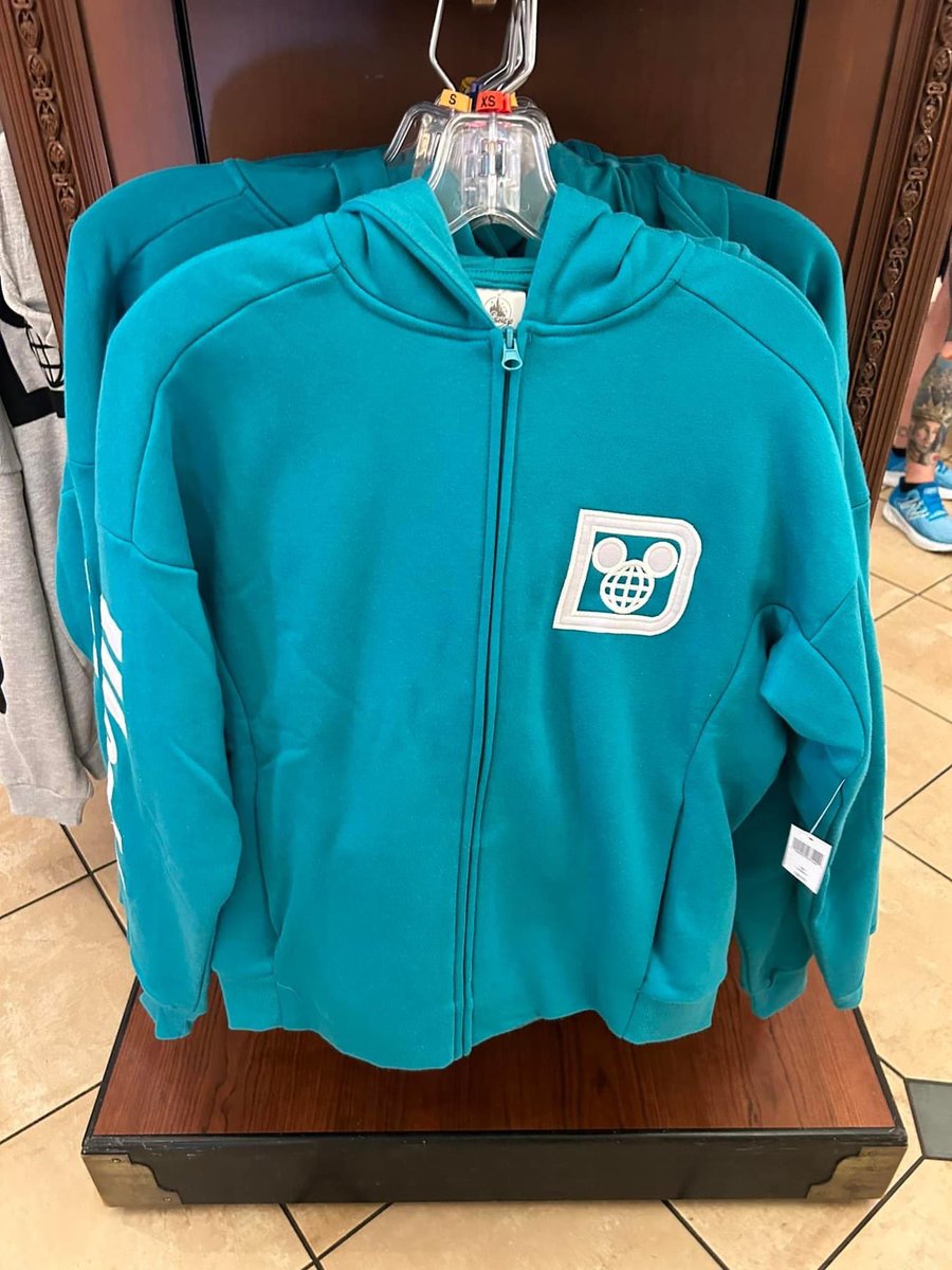 ShopMouseToGo's tweet image. I love that Disney is branching out and adding some color options to some of their best sellers! 

The zip up jerseys now come on four different colors! There are black, grey, navy and a teal/turquoise. These run a little big and are $89 shipped.

#Disney