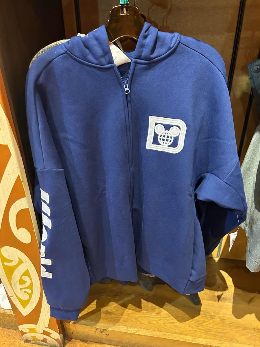 ShopMouseToGo's tweet image. I love that Disney is branching out and adding some color options to some of their best sellers! 

The zip up jerseys now come on four different colors! There are black, grey, navy and a teal/turquoise. These run a little big and are $89 shipped.

#Disney