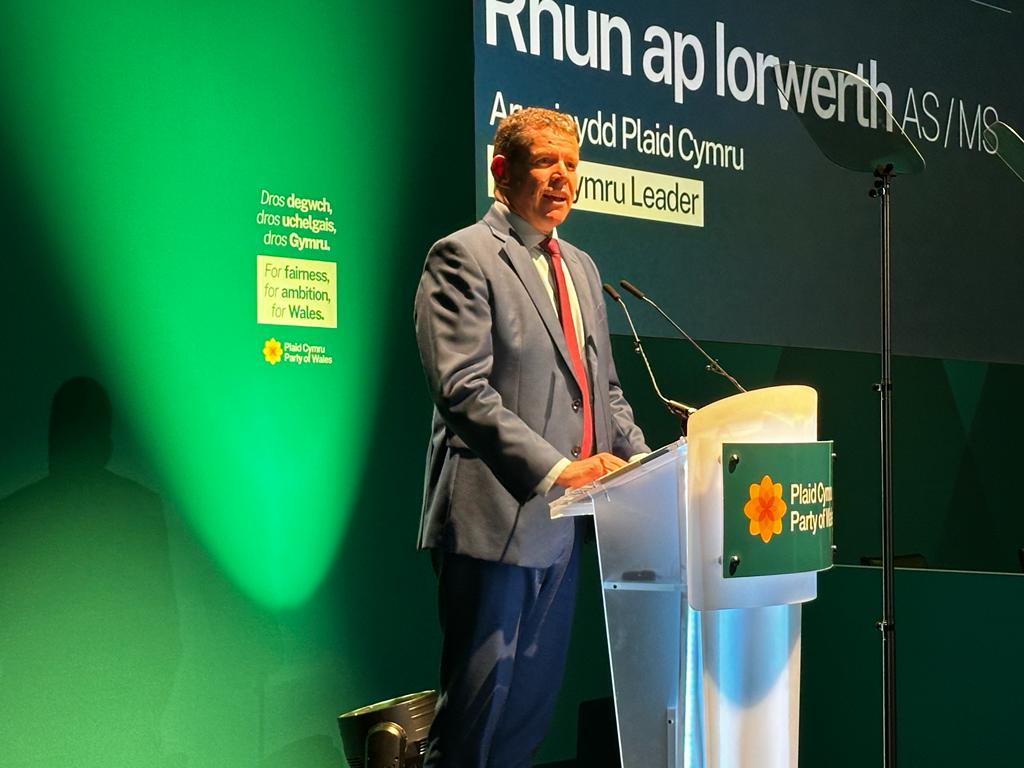 'Plaid Cymru speaks your language, whatever that language is,' says Rhun ap Iorwerth, stressing Plaid is not just for Welsh speakers at its conference in Aberystwyth
bbc.in/3PLgJWT