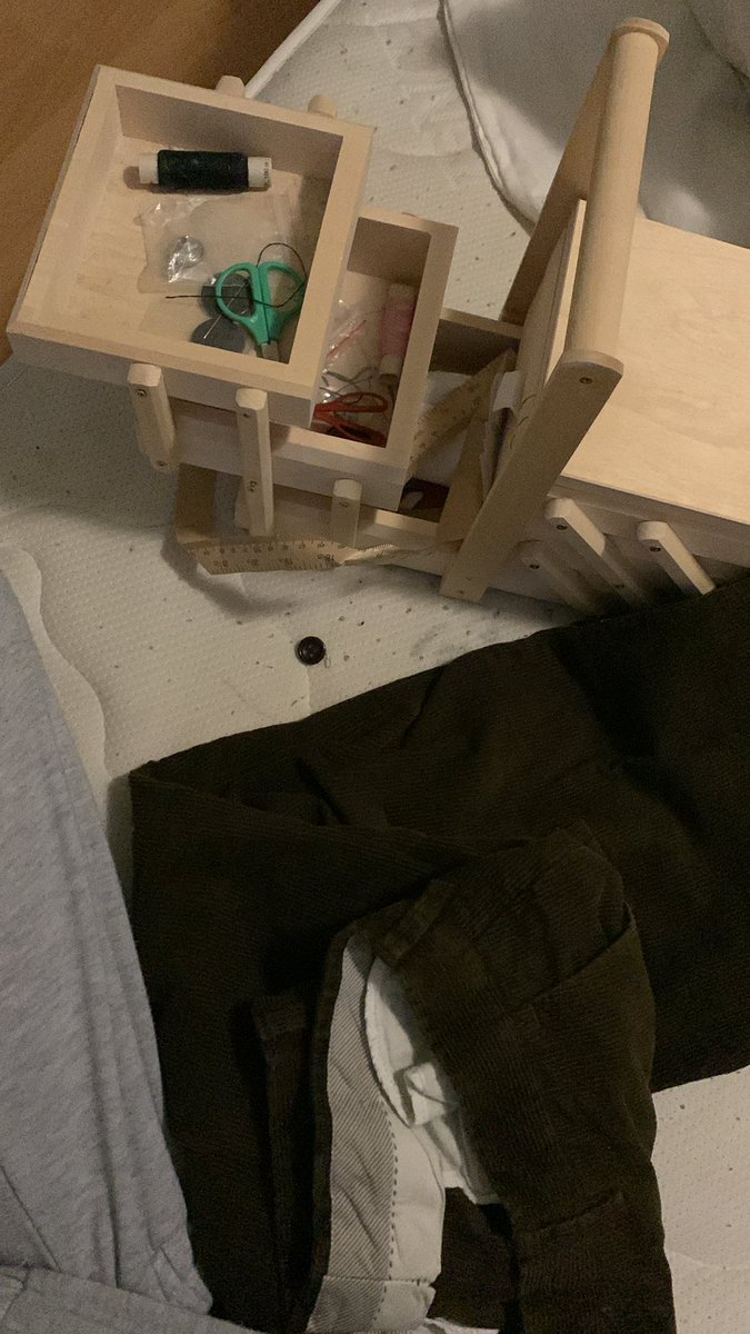Dr___coffee's tweet photo. kurva som nebola obdarovaná talentom na šitie ani posrany gombik neviem prišiť tak len pri tom smutne sedim a vapujem jak prijebana #srat https://t.co/cnSPHpv3ov