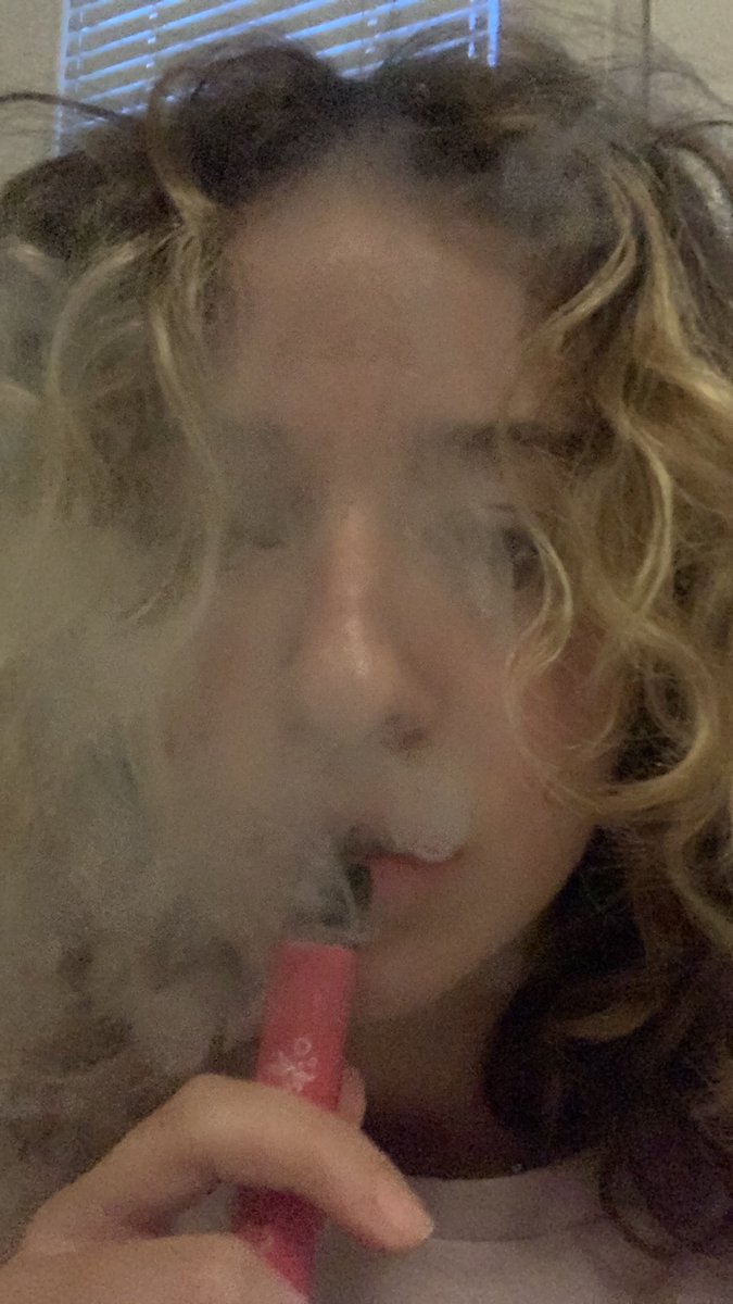 Dr___coffee's tweet photo. kurva som nebola obdarovaná talentom na šitie ani posrany gombik neviem prišiť tak len pri tom smutne sedim a vapujem jak prijebana #srat https://t.co/cnSPHpv3ov