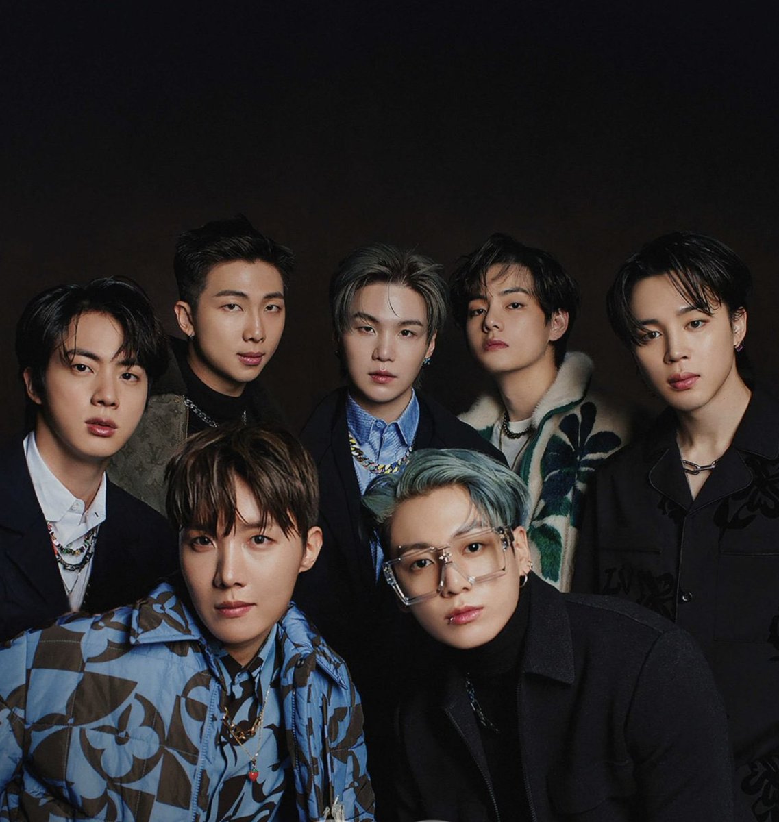 charts_k's tweet photo. Jungkook is now the first K-soloist and second K-act in history to score multiple Top 5 hits on the UK Official Singles Chart, joining @BTS_twt. 🇬🇧 https://t.co/ZPXq7Z7mug