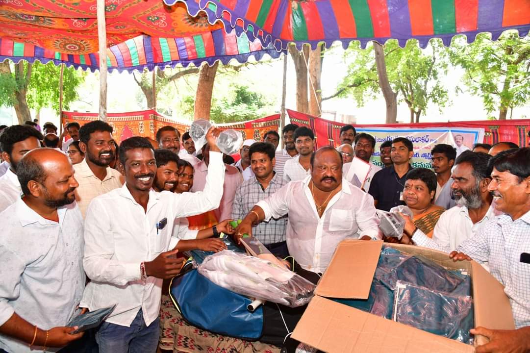 కరీంనగర్ రూరల్ మండలం ముగ్దుంపూర్ లోని బతుకమ్మ చీరలు మరియు యువతకు స్పోర్ట్స్ కిట్లను పంపిణీ చేసిన  బిసి సంక్షేమ,పౌరసరఫరాల శాఖ మంత్రి గంగుల కమలాకర్ గారు, జిల్లా ప్రజా పరిషత్ చైర్ పర్సన్ శ్రీమతి శ్రీ కనుమల్ల విజయ-గణపతి గారు,జిల్లా కలెక్టర్ డాక్టర్. బి గోపి గారు,అదనపు కలెక్టర్ గారు