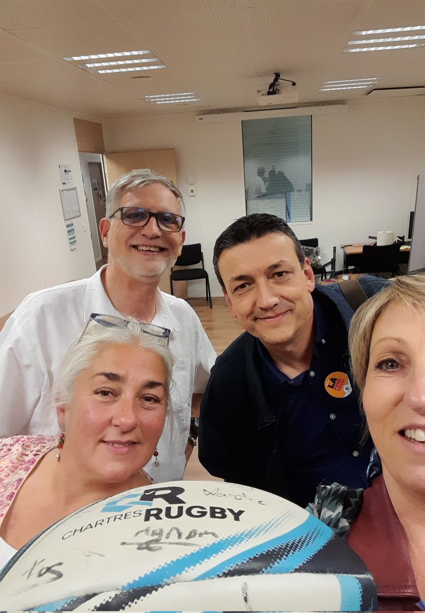 Le  1️⃣5️⃣ 🏈de 🇨🇵 de Vernouillet🤩 repart ⛹️‍♀️⛹️avec notre Patricia 🚙 dans sa nouvelle agence 🔝 On ne sort pas de la mêlée❗🤼 On reste dans la course 🏃pour relever de nouveaux challenges 💪 📢 Allez les bleus 🇨🇵🏈 nous sommes avec vous 🙏💯🫶🪙🇨🇵🏆🏉 <a href="/Viollier_E/">© Emmanuel VIOLLIER ™</a> <a href="/SeguyPatricia/">Patricia SEGUY</a>