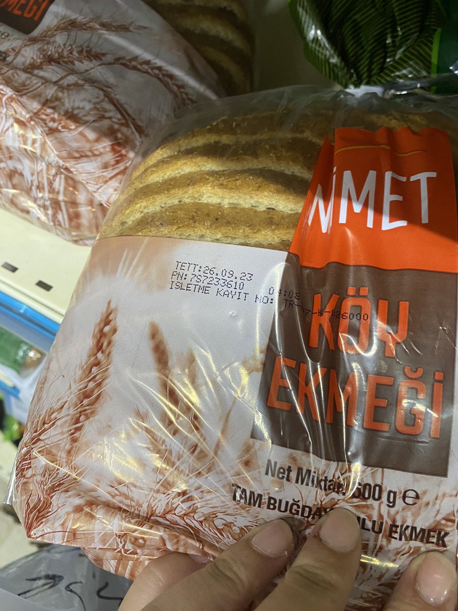 Meliskavala's tweet photo. 2 gündür A101’e gidiyorum ve ekmeklerin son kullanım tarihi geçmiş rafın arkasında açık paketler var. Son tarihleri 24-26.09.2023 yani ne zamandır kontrol edilmiyor siz düşünün bugün 06 Ekim 2023 insan sağlığı bu kadar basit mağazacılık bu kadar kötü olmamalı!!! @a101 https://t.co/nEuSeBB32M