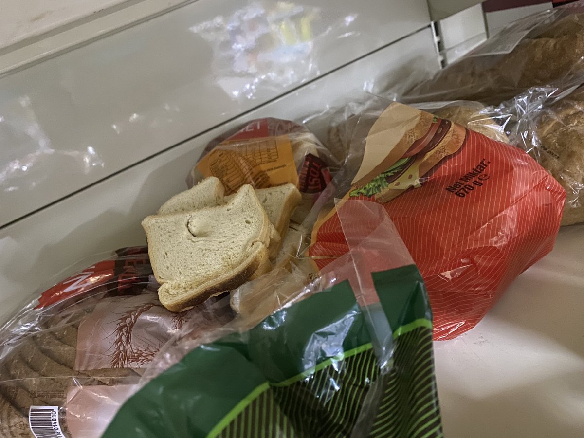Meliskavala's tweet photo. 2 gündür A101’e gidiyorum ve ekmeklerin son kullanım tarihi geçmiş rafın arkasında açık paketler var. Son tarihleri 24-26.09.2023 yani ne zamandır kontrol edilmiyor siz düşünün bugün 06 Ekim 2023 insan sağlığı bu kadar basit mağazacılık bu kadar kötü olmamalı!!! @a101 https://t.co/nEuSeBB32M