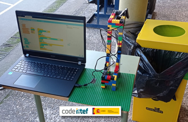 educaINTEF's tweet photo. ¿♻️Reciclar + IA🤖? El docente Álvaro Molina nos propone cómo enseñar al alumnado a reciclar a través de una actividad de programación con Scratch y LearningML. 💻 Entra en el artículo y descubre las posibilidades de aplicación de esta propuesta.🚀
👉 https://t.co/LgJruULsEh https://t.co/SpDfbB7RwD