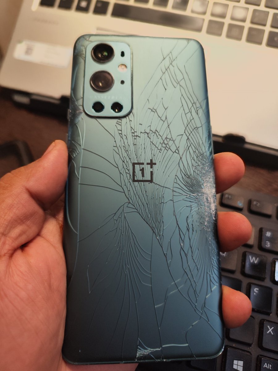 deba1602's tweet image. Who had this brainwave to make use of glass for the back panel of premium phones, instead of metal or fiber? The front display usually gets the protection of a tempered glass screen guard, but one drop &amp;amp; the back panel... 🙊😩 #OnePlus9Pro