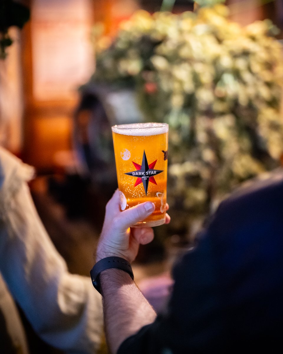 Darkstarbrewco's tweet photo. Cheers to all of you who joined us at the @DukeShoreham to celebrate the first pour of Green Hop IPA last night! 👏

A fantastic evening and It's fair to say Dark Star Founder, Rob Jones got every last drop out of that cask! 😆

#DarkStarBrewing #GreenHop #CaskBeer https://t.co/suzR44lBGL