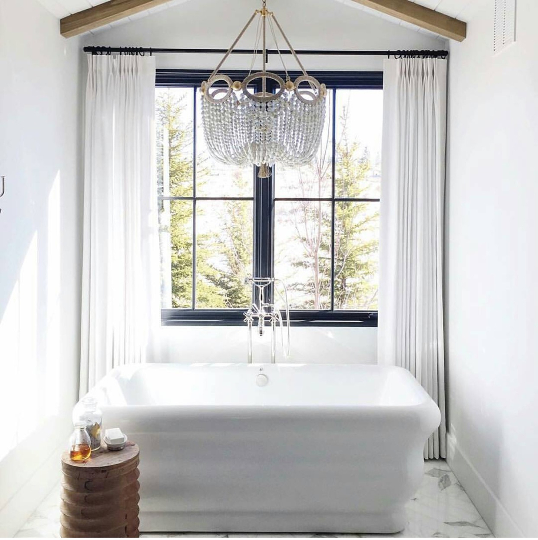 roshambeaux_'s tweet photo. It’s Friday… Need we say more? #weekendplans + major Fiona Chandelier inspo/goals 🛁✨

 #roshambeaux #rsblove #lighting #beadedchandeliers #chandelier #customlighting #lighting #interiordesign #interiors #homedecor #decor #jewelryforyourhome #lightitup https://t.co/Cizb7hWxIt