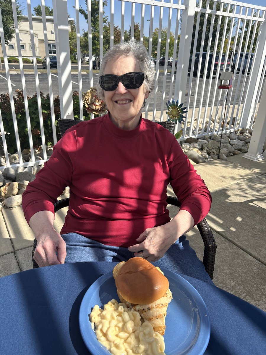 ClearvistaLake's tweet image. Fall may have started, but that didn’t stop us from having a summer cookout on Legacy Lane! Steve grilled up some delicious food that residents got to enjoy in the sunshine on the courtyard
#TrilogyBFF #TrilogyLiving #CookOuts