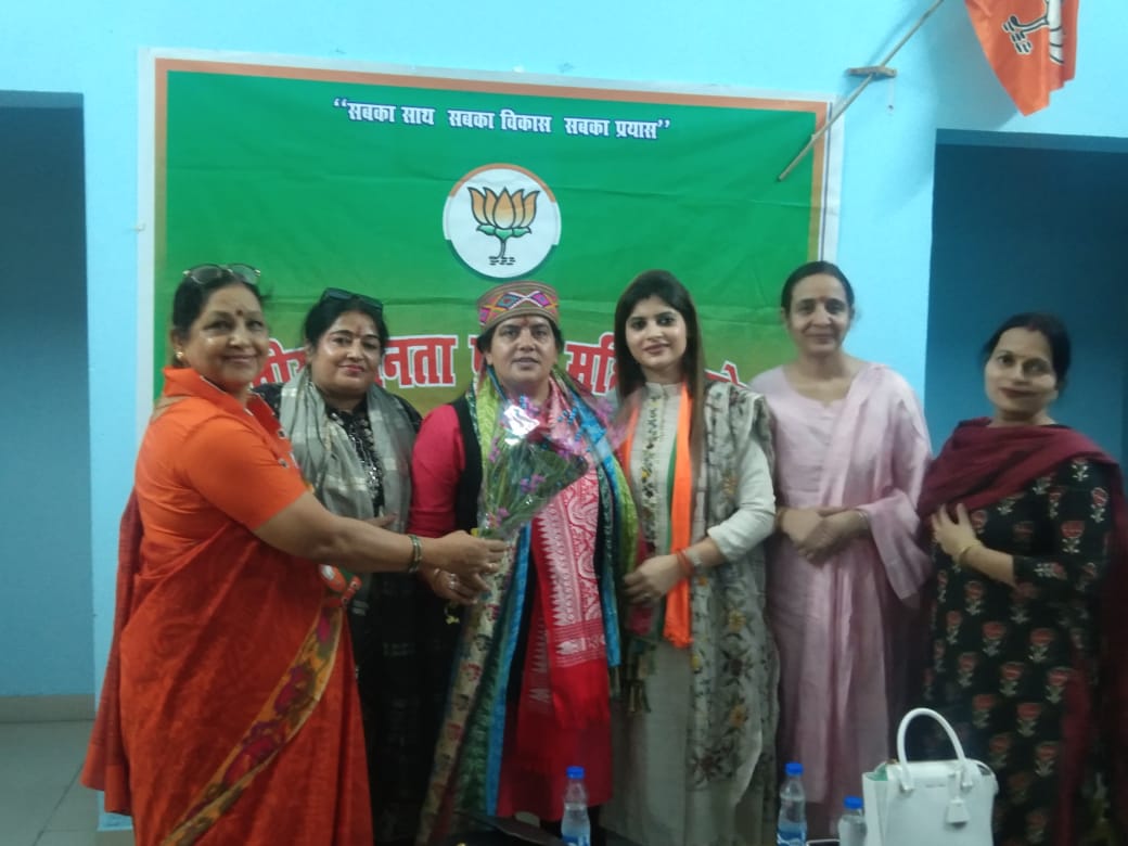 bjpmmambala's tweet photo. भाजपा महिला मोर्चा हरियाणा प्रदेश अध्यक्षा बहन @SunitaDangiHRY जी के नेतृत्व में, हिमाचल प्रदेश अध्यक्षा वंदना योगी जी ने बराड़ा मंडल मुलाना मे रिचा पाहवा एवं सोनिया भराड़ा के आयोजित कार्यक्रम में लाभार्थी सेल्फी ली|#BJMMHRY_Pravas
#BJPMMHR
@VanathiBJP  @BJPMMHRY @prachikhurana https://t.co/fFjEQW2zic