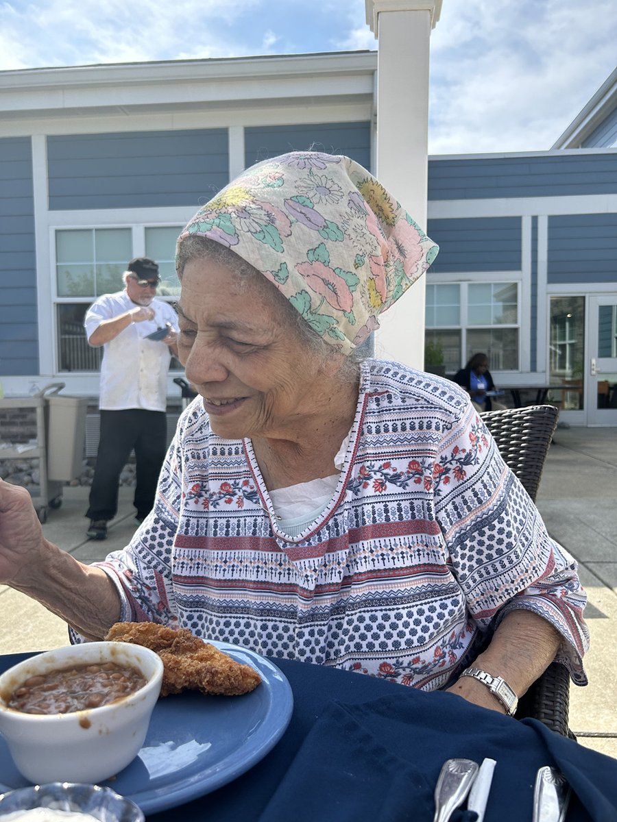 ClearvistaLake's tweet image. Fall may have started, but that didn’t stop us from having a summer cookout on Legacy Lane! Steve grilled up some delicious food that residents got to enjoy in the sunshine on the courtyard
#TrilogyBFF #TrilogyLiving #CookOuts